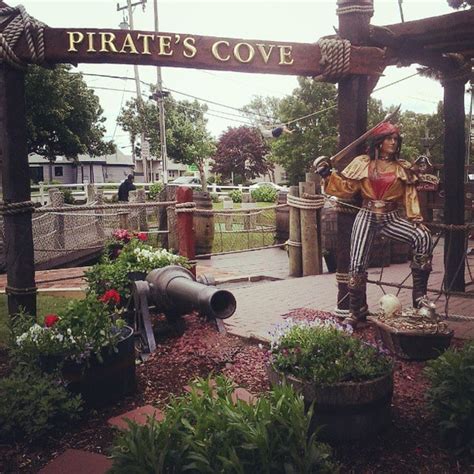 Pirate's Cove Adventure Golf - Mini Golf