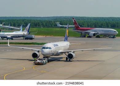 1,000 Aircraft Pushback Images, Stock Photos & Vectors | Shutterstock