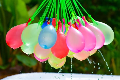 20+ fun water balloon games for kids (beyond having a water fight ...