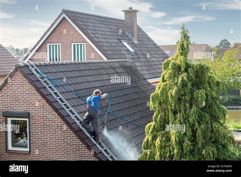 Pressure washing roof tiles hi-res stock photography and images - Alamy