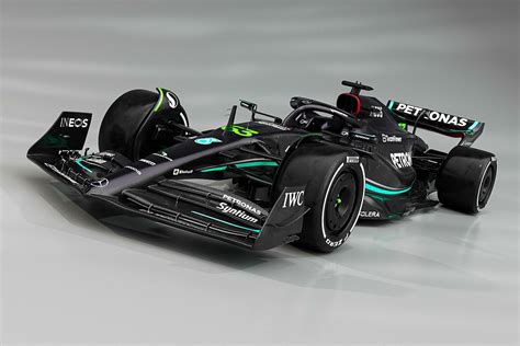 Mercedes presenteert nieuwe F1-auto Hamilton en Russell met zwarte livery