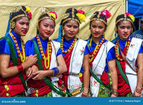 Ballerini Nepalesi in Abbigliamento Nepalese Tradizionale Fotografia ...