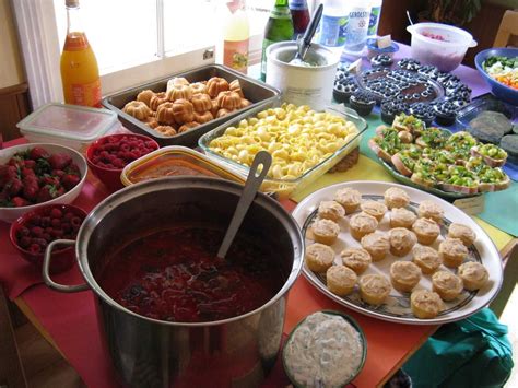 Tips to organise a potluck in your apartment