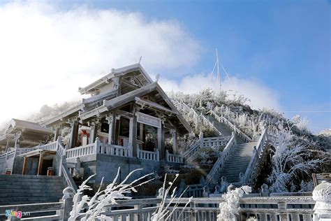 [Photos] Snow Blankets Mount Fansipan During Winter Freeze - Saigoneer