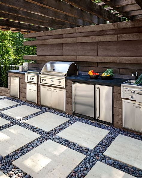 10 Outdoor Kitchen Countertop Ideas and Installation Tips