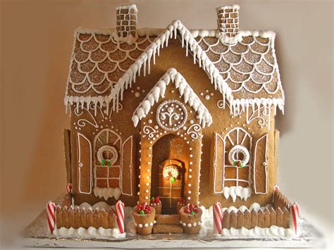 14 Incredible Gingerbread Houses - Pretty My Party