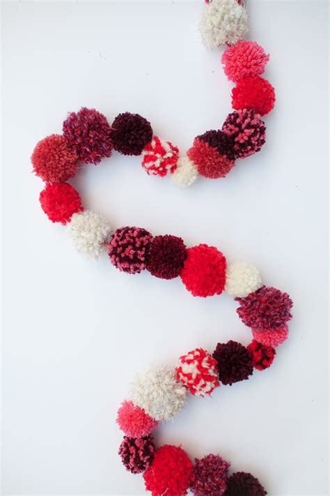 TELL: DIY CHRISTMAS POM POM GARLAND - Tell Love and Party