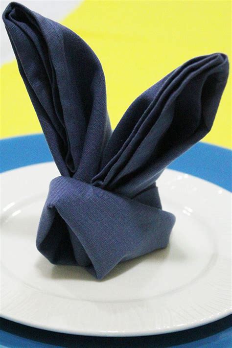 Napkin folding Easter bunny | Easter napkin folding, Easter cloth ...