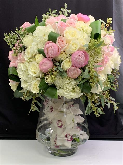 Large modern flower arrangement in Miami , FL | Luxury Flowers Miami