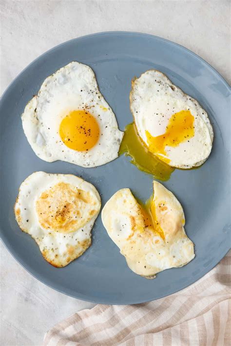 How to Poach Eggs {Easy Tutorial} - FeelGoodFoodie