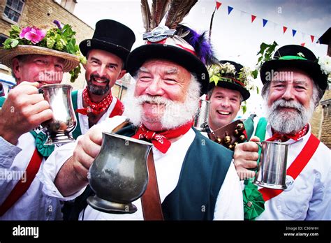 Charlbury Street Fair Morris Dancers Stock Photo - Alamy