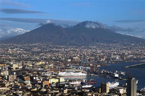 'Very dangerous' supervolcano under Naples showing signs of reawakening ...