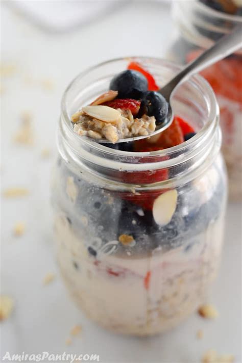 Berry Overnight Cold Oats Recipe - Amira's Pantry