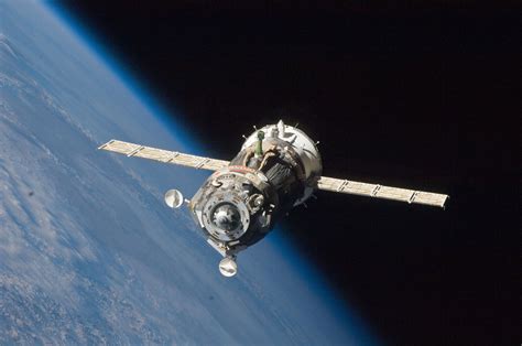 File:Soyuz TMA-19 spacecraft departs the ISS.jpg - Wikipedia