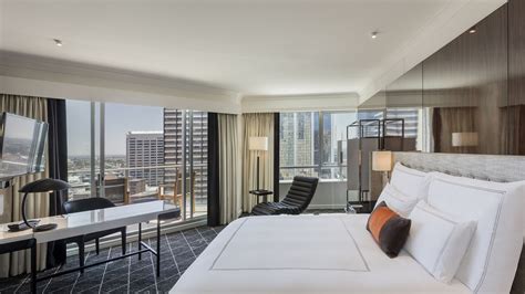 5-Star Sydney Hotel Room with Balcony | Swissôtel Sydney | Luxury Hotel