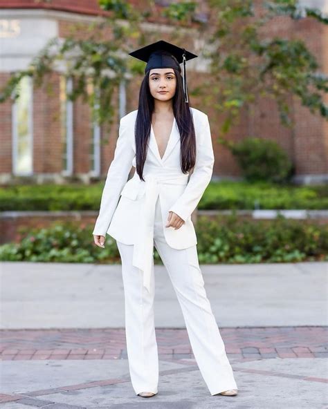 35 Gorgeous College Graduation Outfits for Women Ideas | Graduation ...