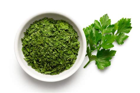 Chervil vs Parsley: What's The Difference? - Miss Vickie