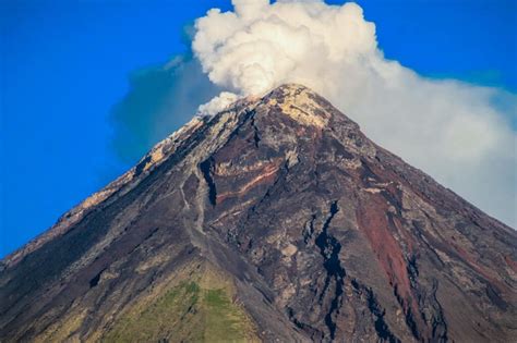 Inflated lava dome discovered on Mayon Volcano in Albay; Alert level 2 ...