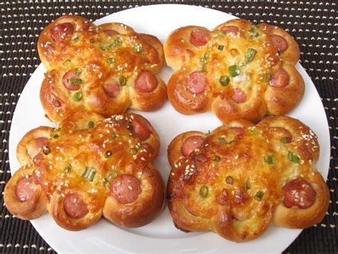 chinese hot dog/green onion bun | Chinese hot dog bun recipe, Dog bread ...