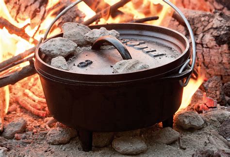 Cast Aluminum: Lodge Cast Aluminum Dutch Oven