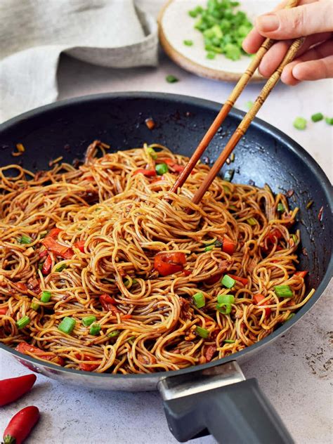 Spicy Sriracha Noodles | Vegan Dragon Noodles - Elavegan