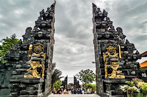 Sejak Dibuka Kembali, Tanah Lot Bali Diserbu Wisatawan