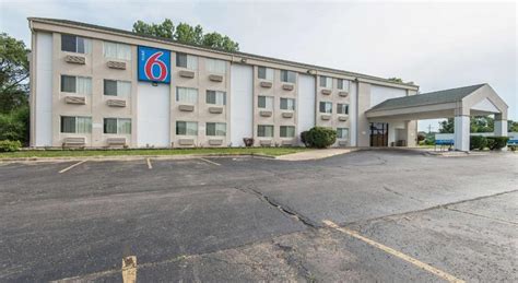 Motel 6-Lawrence, KS, Lawrence (KS) | Best Price Guarantee - Mobile ...