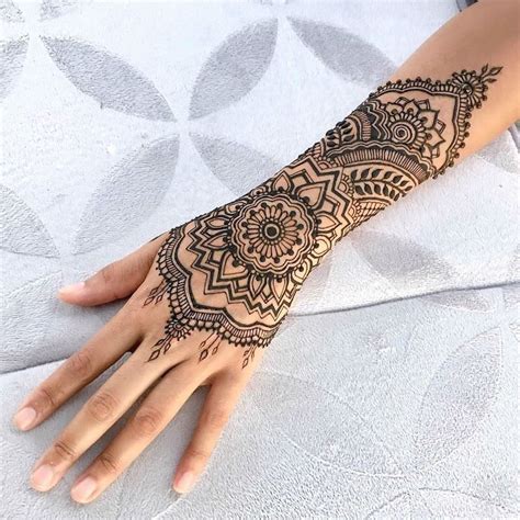 What is a Henna Tattoo? Everything You Need to Know.