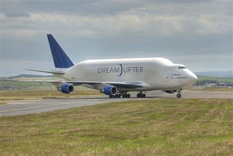 Airbus Beluga Xl Vs Boeing Dreamlifter : Boeing Dreamlifter Vs Airbus ...