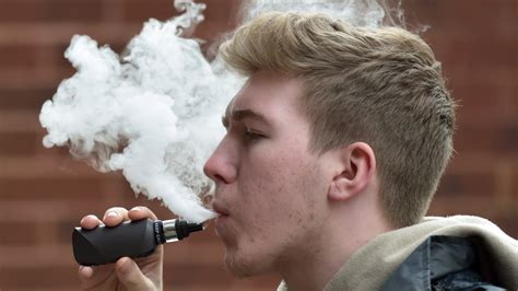 Is vaping seen as safe now a new health report advises it as a way to ...