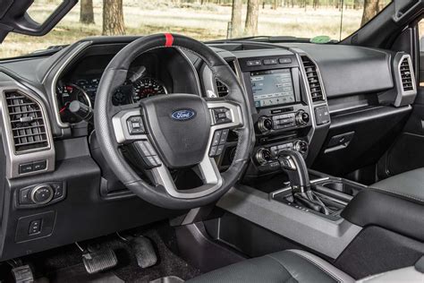 2017-Ford-F-150-Raptor-interior - Motor Trend en Español