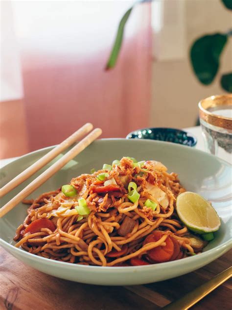 Easy Indonesian Mie Goreng Recipe (vegetarian fried noodles) | Sunshine ...