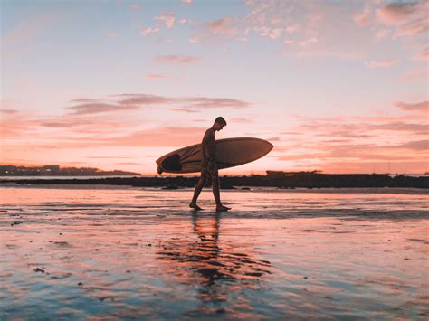 A Complete Guide to Surfing Tamarindo in Costa Rica