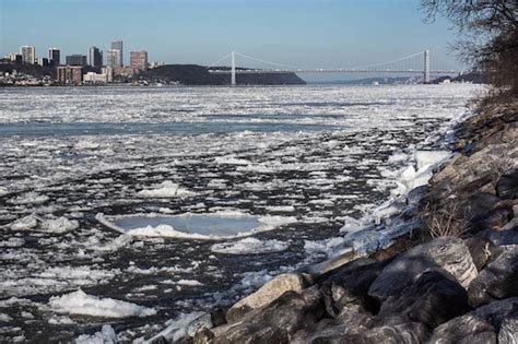 STRIKING IMAGES OF A FROZEN HUDSON RIVER