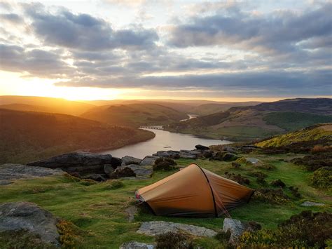 Overlooking Ladybower Reservoir, Peak District National Park. UK : r ...