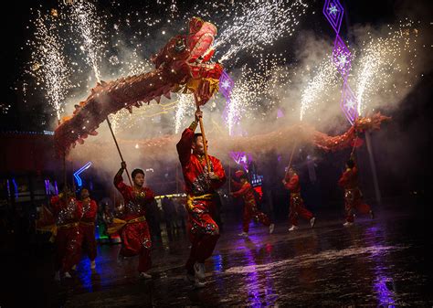 Chinese New Year: Fireworks and dragon dances at Spring Festival temple ...