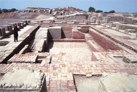 Mohenjo Daro Historical Facts and Pictures | The History Hub