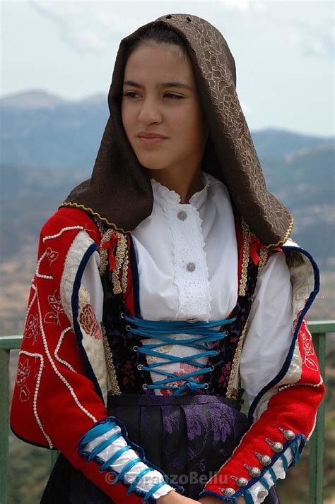 Ala dei Sardi | Folk clothing, Italian traditional dress, Traditional ...