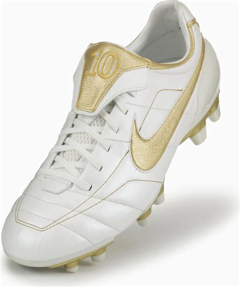 Closer Look | Ronaldinho's Original Signature Nike Air Legend Tiempo ...