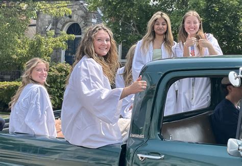 Rock North Seniors Parade Through Newtown To Celebrate Graduation ...