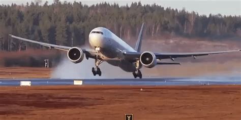 Mesmerizing Slow Motion Video of Planes Taking Off and Landing at the ...