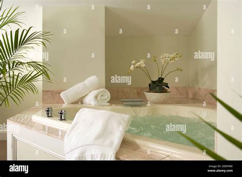 whirlpool tub at luxury hotel Stock Photo - Alamy