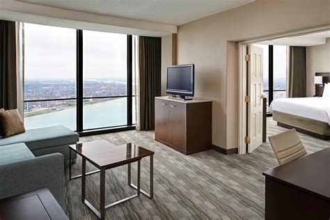 Hotel Rooms in Detroit | Detroit Marriott at the Renaissance Center