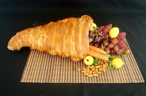 Bread Cornucopia Thanksgiving Centerpiece : 5 Steps (with Pictures ...