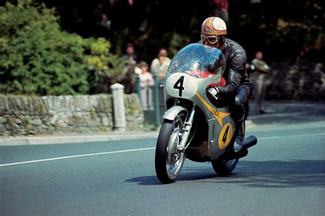 Mike Hailwood at the Isle of Man TT, 1967. - Legends of Racing