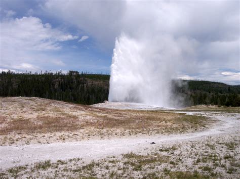 Old Faithful Geyser in Yellowstone National Park, Wyoming image - Free ...