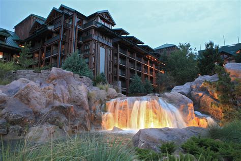 File:Disney's Wilderness Lodge at dusk.jpg - Wikipedia