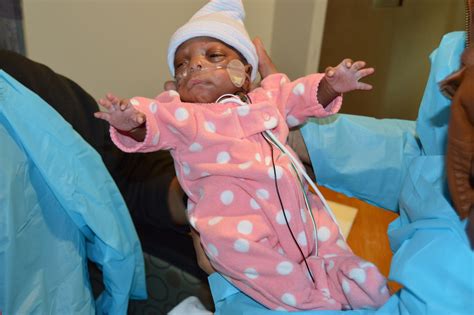 'Our miracle baby girl': Parents of preemie born weighing under 1 pound ...