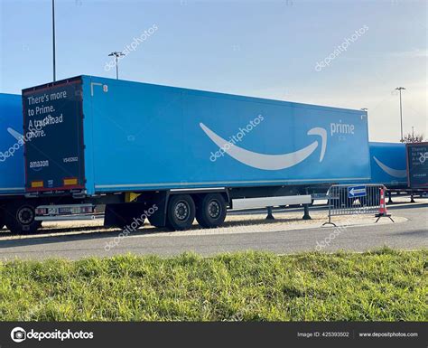 Múltiples remolques Amazon Prime azules están estacionados dentro de ...