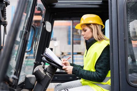 The Pros and Cons of Being A Female Truck Driver In 2020 | Inspirationfeed